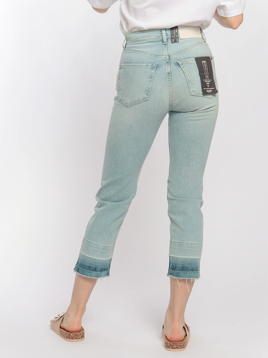 Короткие рваные джинсы